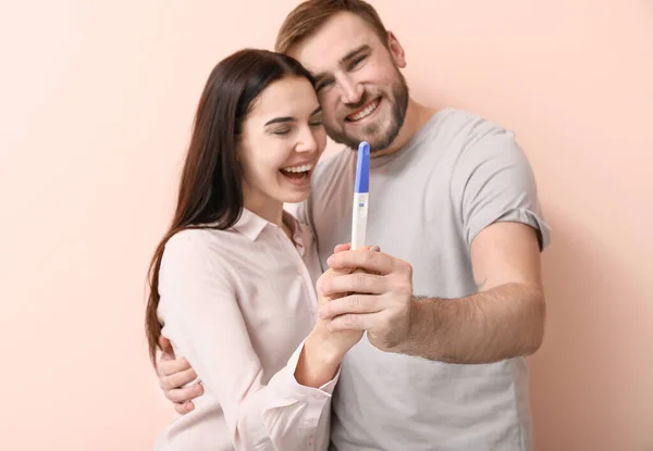 Feliz Pareja Joven Con Prueba Embarazo Fondo Color — Foto de Stock