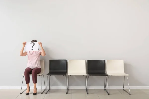 Young Woman Holding Paper Sheet Question Mark While Sitting Chair — Stock Photo, Image