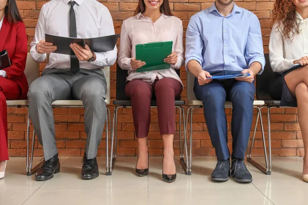 Jóvenes Esperando Entrevista Trabajo Interiores —  Fotos de Stock