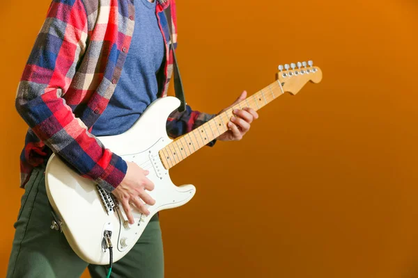 Jeune Homme Jouant Guitare Sur Fond Couleur — Photo