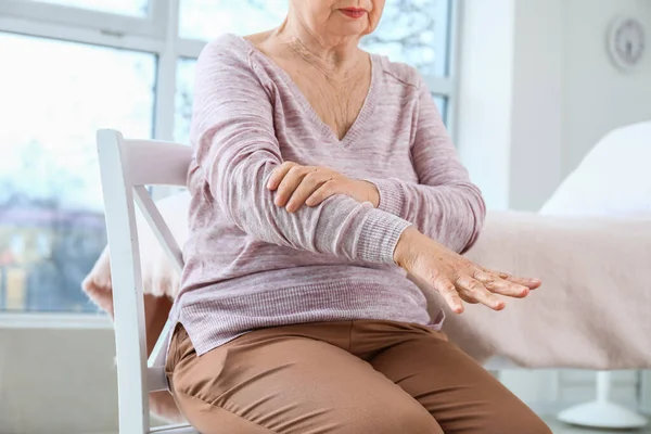 Senior Woman Suffering Parkinson Syndrome Clinic — Stockfoto