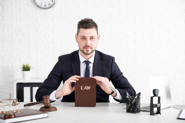 Männlicher Anwalt Sitzt Arbeitsplatz Büro — Stockfoto