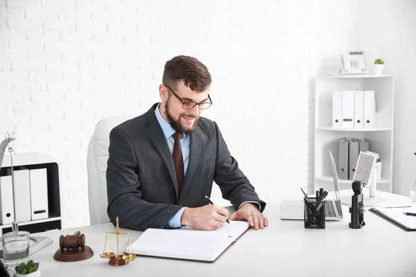 Männlicher Anwalt Sitzt Arbeitsplatz Büro — Stockfoto