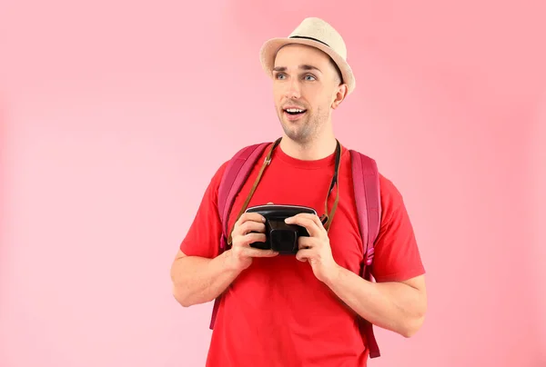 Άνδρας Τουρίστας Φωτογραφική Μηχανή Στο Φόντο Χρώμα — Φωτογραφία Αρχείου