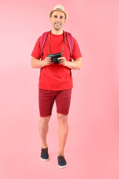 Männlicher Tourist Mit Fotokamera Auf Farbigem Hintergrund — Stockfoto