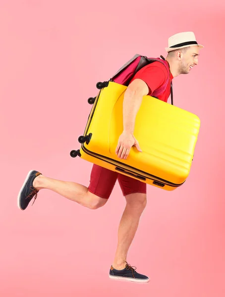 Running Αρσενικό Τουρίστας Αποσκευές Στο Φόντο Χρώμα — Φωτογραφία Αρχείου