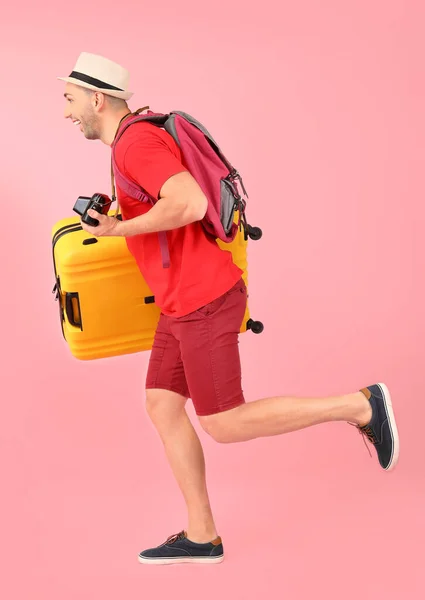 Running Male Tourist Luggage Color Background — Stock Photo, Image