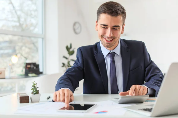 Gerente Banco Masculino Trabajando Oficina —  Fotos de Stock