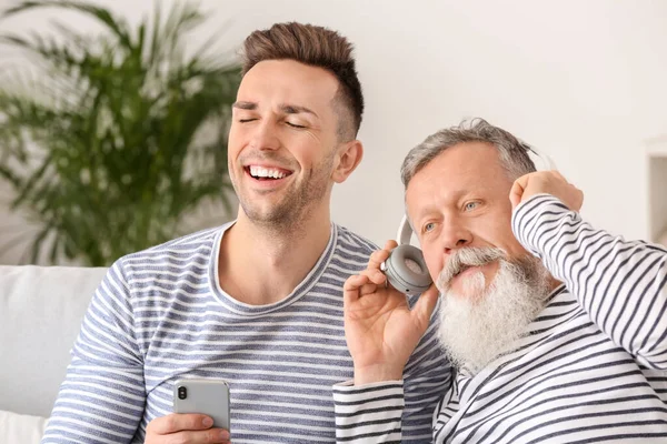 Senior Man Zijn Volwassen Zoon Luisteren Naar Muziek Thuis — Stockfoto