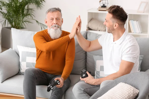 Hombre Mayor Hijo Adulto Jugando Videojuegos Casa —  Fotos de Stock