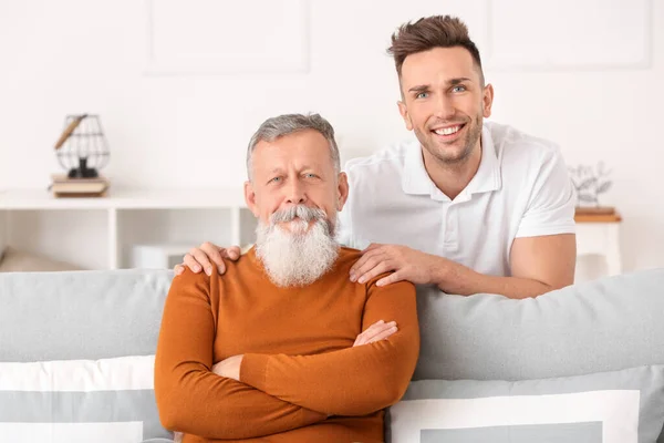 Portret Van Een Oudere Man Zijn Volwassen Zoon Thuis — Stockfoto