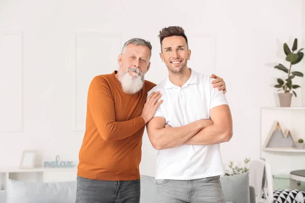 Retrato Homem Idoso Seu Filho Adulto Casa — Fotografia de Stock