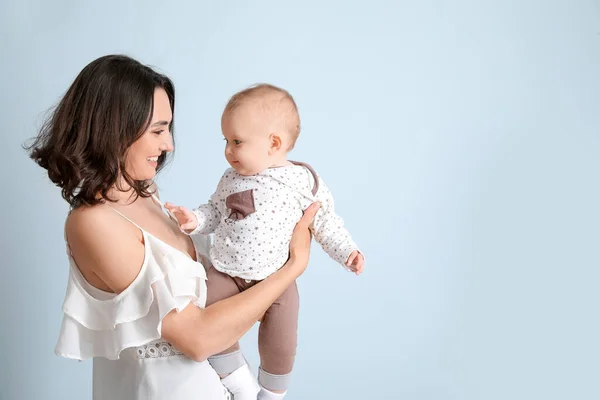 Işıklı Arka Planda Annesi Olan Sevimli Bir Bebek — Stok fotoğraf