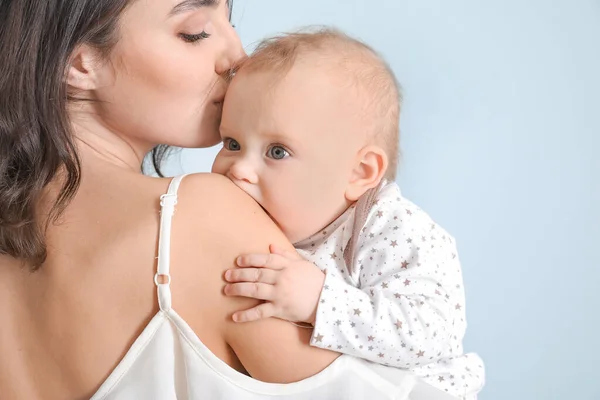 Lindo Bebé Con Madre Sobre Fondo Claro —  Fotos de Stock