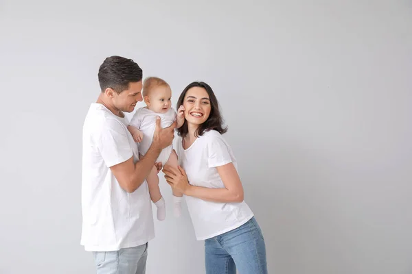 Leuke Baby Met Ouders Lichte Achtergrond — Stockfoto