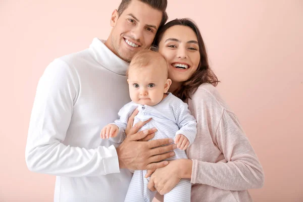 Bebê Bonito Com Pais Fundo Cor — Fotografia de Stock