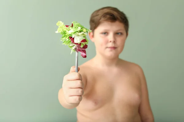 Rapaz Com Excesso Peso Com Salada Sobre Fundo Cor — Fotografia de Stock