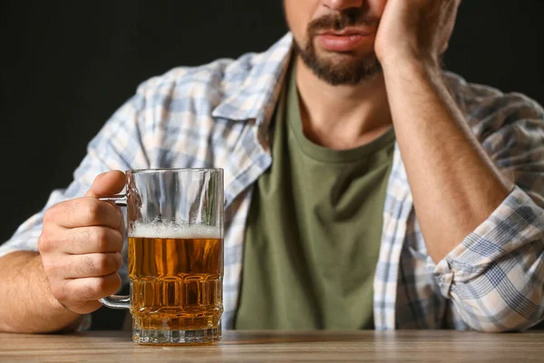 Dojrzały Mężczyzna Pijący Piwo Przy Stole — Zdjęcie stockowe