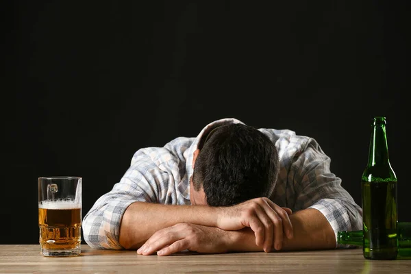 Ubriaco Con Birra Tavola Concetto Alcolismo — Foto Stock