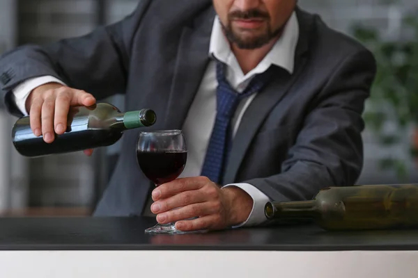 Uomo Affari Che Beve Vino Ufficio Concetto Alcolismo — Foto Stock