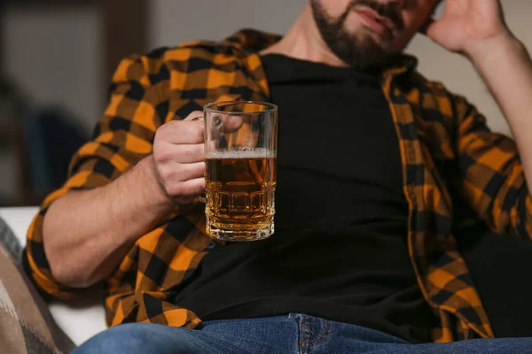 Dojrzały Mężczyzna Pijący Piwo Domu Pojęcie Alkoholizmu — Zdjęcie stockowe