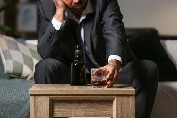 Uomo Affari Che Beve Cognac Casa Concetto Alcolismo — Foto Stock