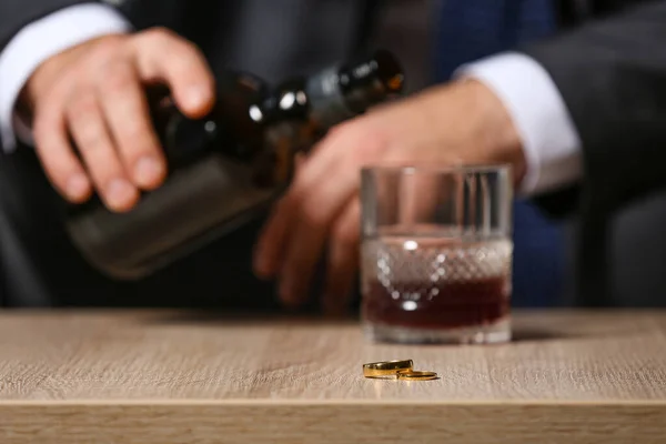 Uomo Divorziato Che Beve Cognac Casa Concetto Alcolismo — Foto Stock
