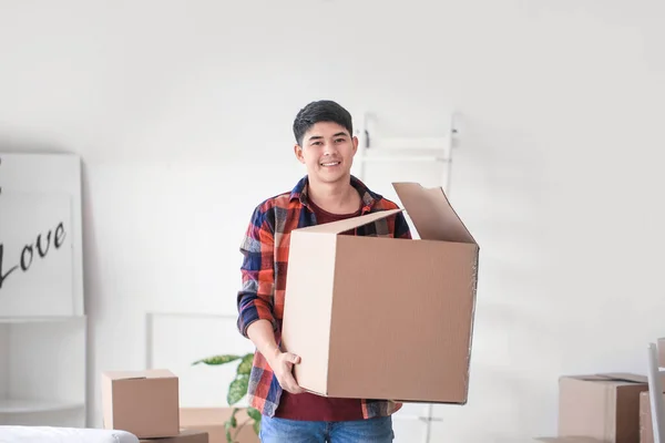 Asiático Hombre Con Pertenencias Casa Mudanza Día —  Fotos de Stock