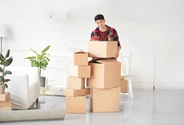 Asiate Mit Habseligkeiten Umzugstag Hause — Stockfoto