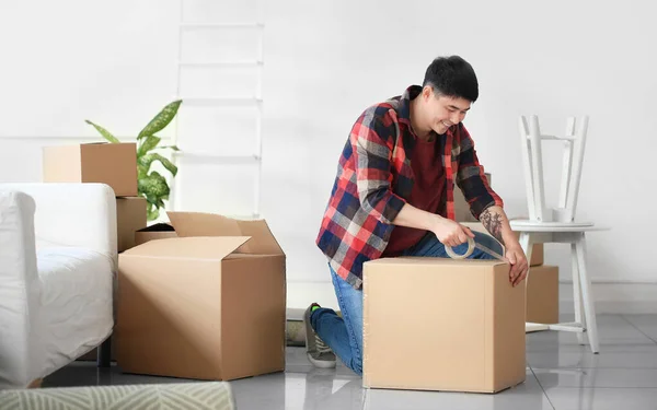 Asian Man Packing Things Moving Day — Stock Photo, Image