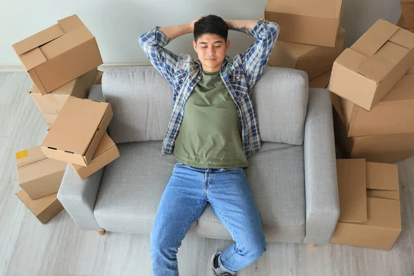 Asyalı Adam Taşınma Gününde Evde Dinleniyor — Stok fotoğraf