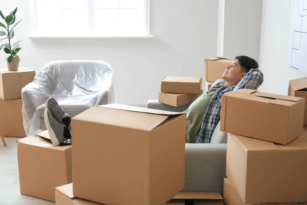 Asiático Homem Relaxante Casa Dia Movimento — Fotografia de Stock