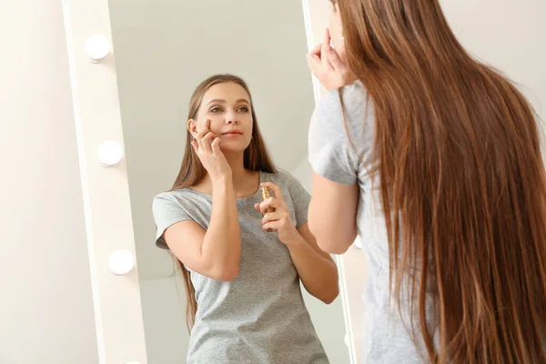 Mulher Bonita Aplicando Soro Facial Frente Espelho Casa — Fotografia de Stock
