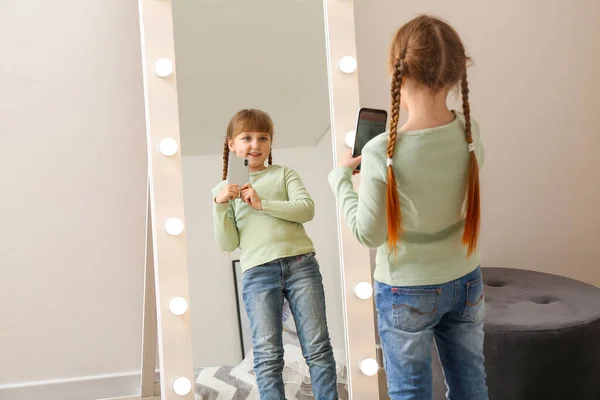 Graciosa Niña Tomando Selfie Delante Del Espejo Casa — Foto de Stock