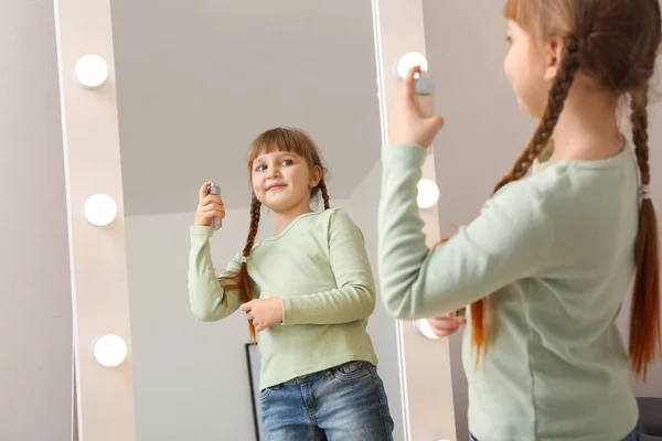 Lustiges Kleines Mädchen Mit Parfüm Schaut Hause Den Spiegel — Stockfoto