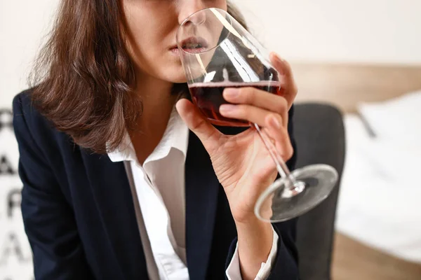 Mulher Beber Vinho Casa Conceito Alcoolismo — Fotografia de Stock