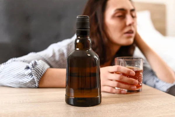 Mujer Bebiendo Coñac Casa Concepto Alcoholismo — Foto de Stock