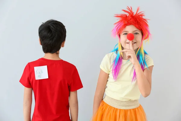 Niña Jugando Una Broma Amigo Contra Fondo Claro Celebración Del —  Fotos de Stock