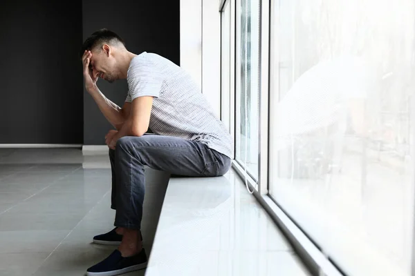 Depresyondaki Genç Adam Pencerenin Yanında — Stok fotoğraf