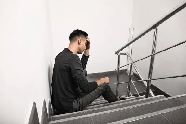 Jeune Homme Déprimé Dans Escalier — Photo