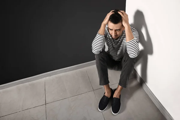 Jeune Homme Déprimé Assis Près Mur — Photo