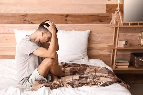 うつ病若い男でベッドルーム — ストック写真