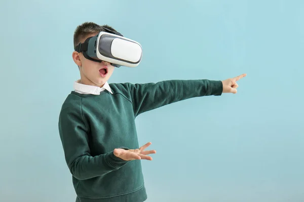 Kleiner Junge Mit Virtual Reality Brille Auf Farbigem Hintergrund — Stockfoto