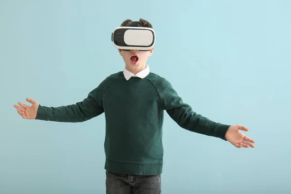 Kleiner Junge Mit Virtual Reality Brille Auf Farbigem Hintergrund — Stockfoto