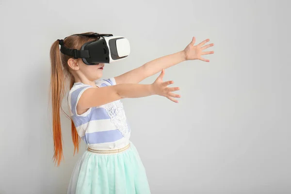 Little Girl Virtual Reality Glasses Light Background — Stock Photo, Image
