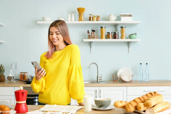 Beautiful Young Woman Mobile Phone Kitchen — Stock Photo, Image