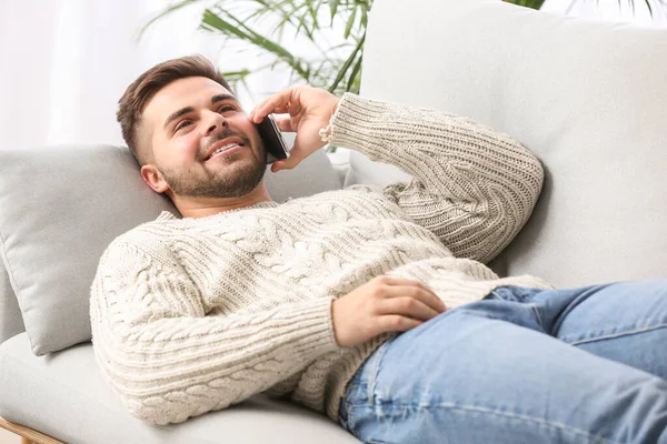 Ung Man Pratar Med Mobiltelefon Hemma — Stockfoto