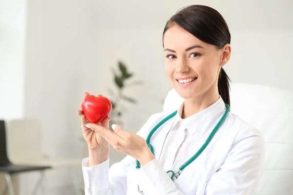 Cardiologue Féminine Avec Cœur Rouge Dans Une Clinique Moderne — Photo