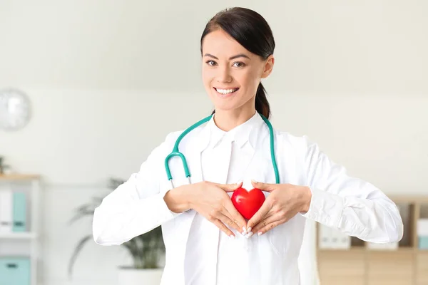 Cardiologue Féminine Avec Cœur Rouge Dans Une Clinique Moderne — Photo