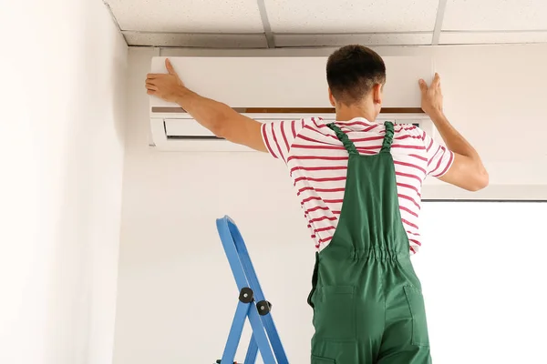 Mannelijke Technicus Airconditioner Binnenshuis Herstellen — Stockfoto